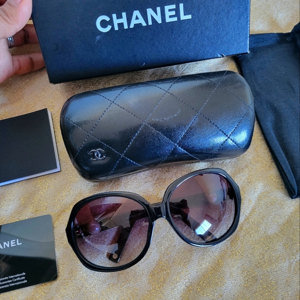 💯% Authentic Chanel sunglasses🕶 with original pouch and booklet and box